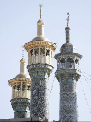 Vista superior de los minaretes del santuario de Fátima Masuma en la ciudad santa de Qom.jpg